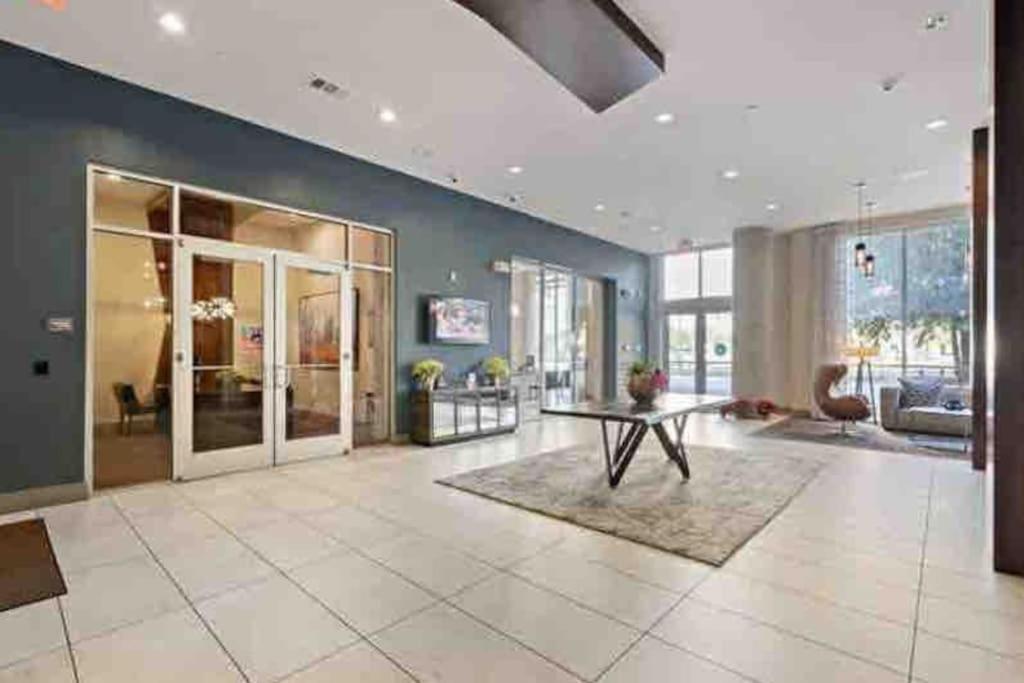 Fancy Apt Downtown. Pool. Gym. Lounge. Pet Ok ヒューストン エクステリア 写真